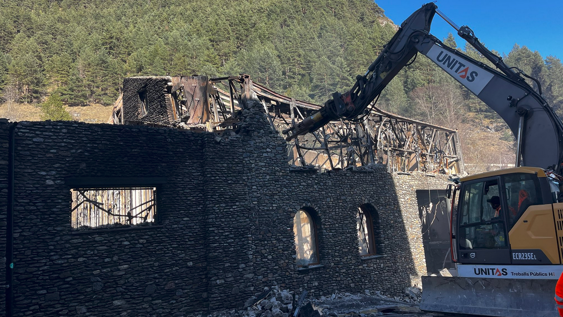L’antiga fàbrica d’Aigües d’Arinsal després de l'incendi