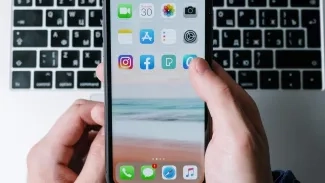 Persona con su smartphone- Govern de Andorra