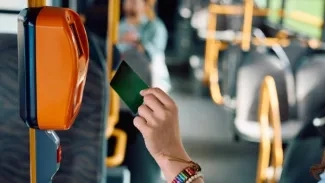 Un conductor de bus hauria venut targetes fraudulentes